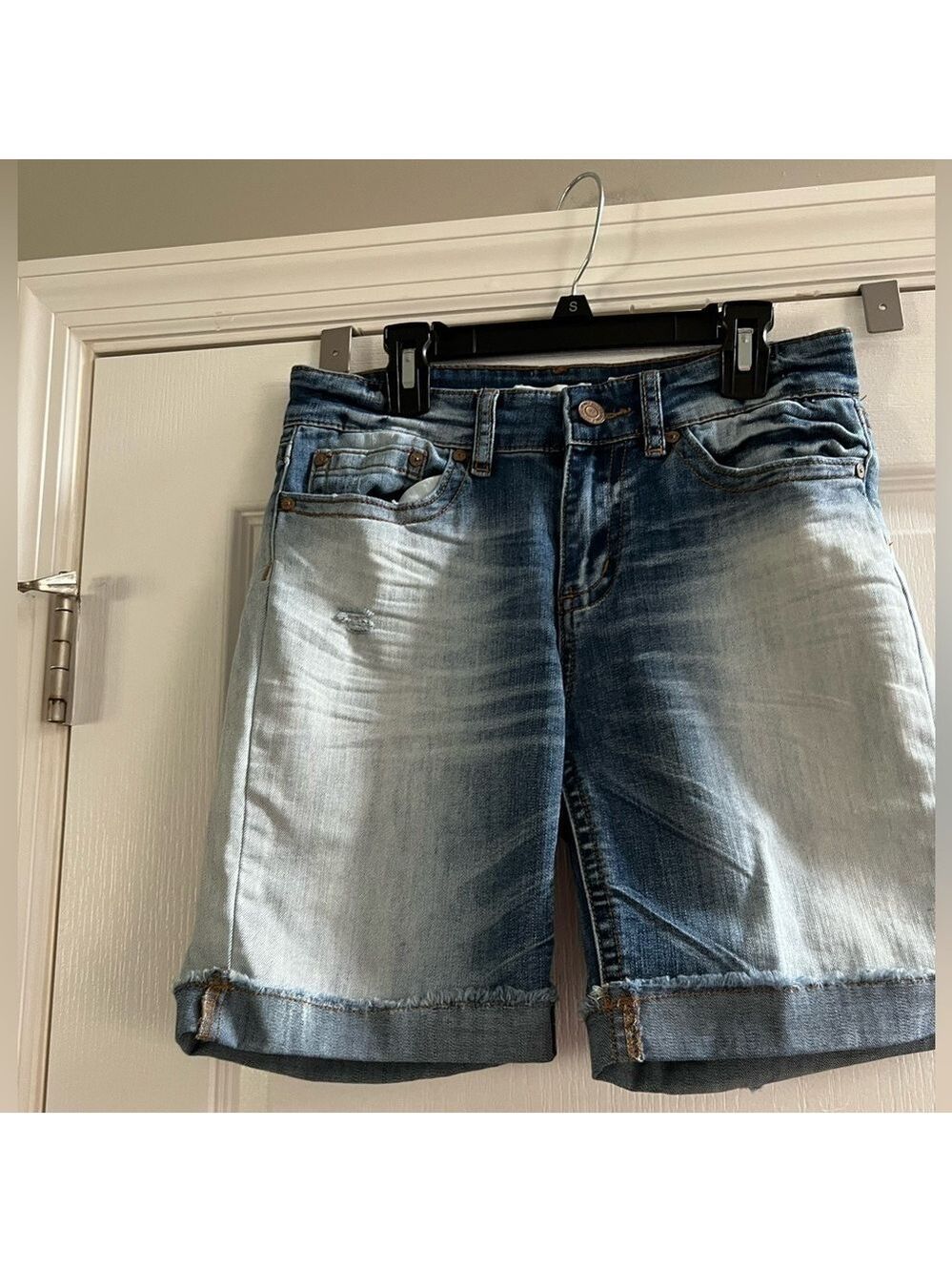 Women’s Indigo Rein Forever distressed jeans shorts. Size 7